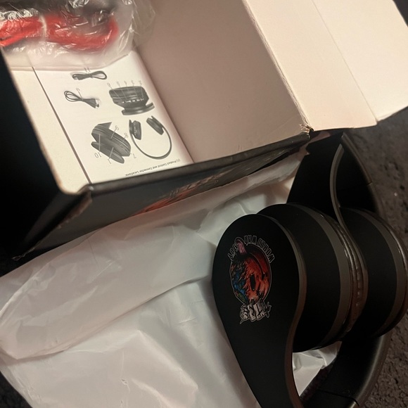 Chainsmokers Exclusive VIP Headphones- The WORLD WAR JOY Tour - Picture 6 of 6